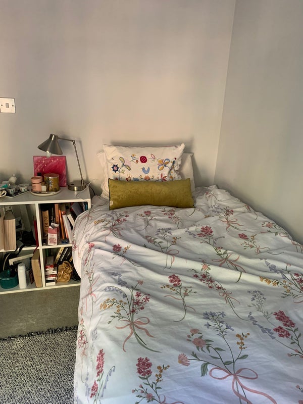 Room Wenlock Road in Greater London