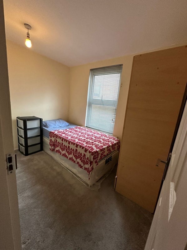 Room Westbury Road in Greater London