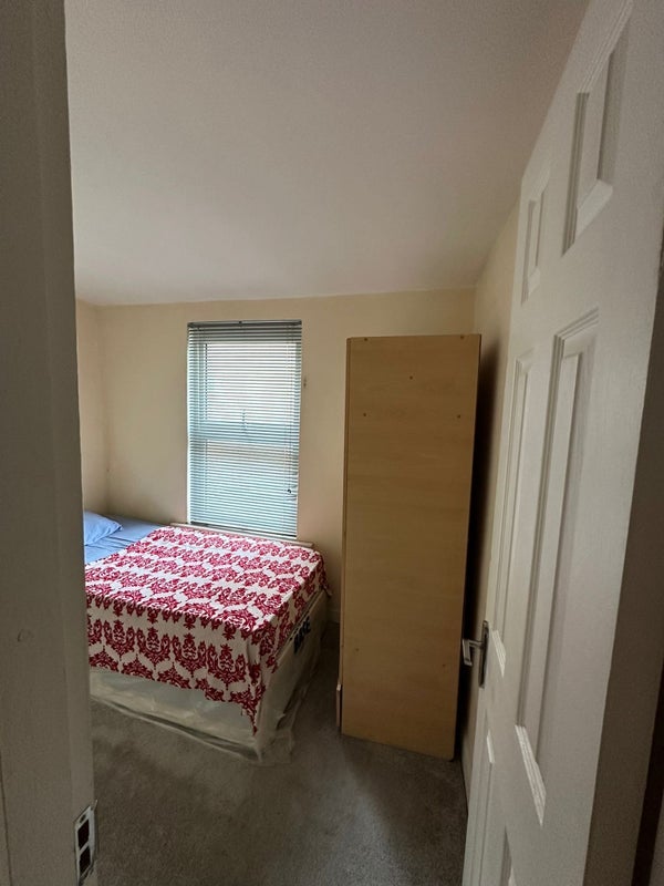Room Westbury Road in Greater London