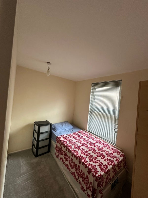 Room Westbury Road in Greater London