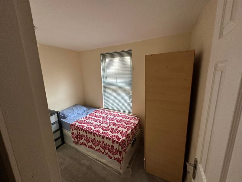 Room Westbury Road in Greater London