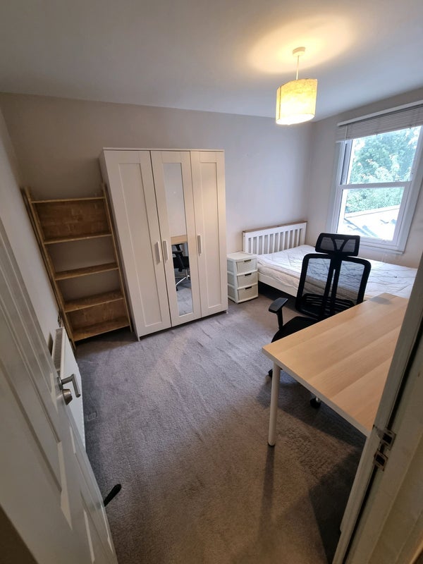 Room Trevelyan Road in Greater London