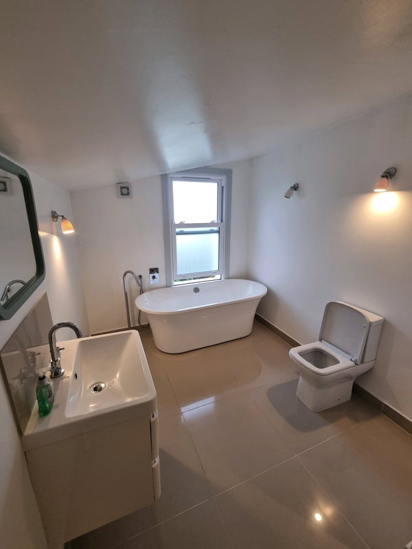 Room Trevelyan Road in Greater London