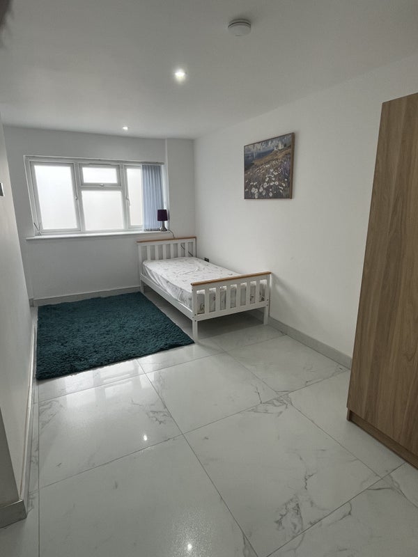 Flat Seacourt Road in Slough