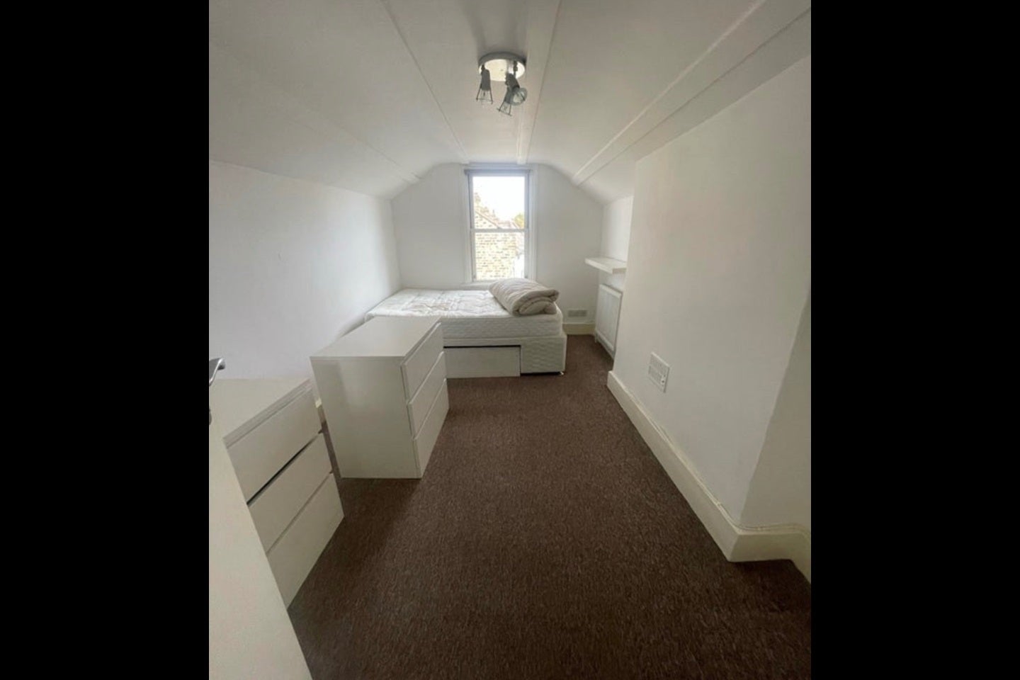 Room Falcon Road in Greater London