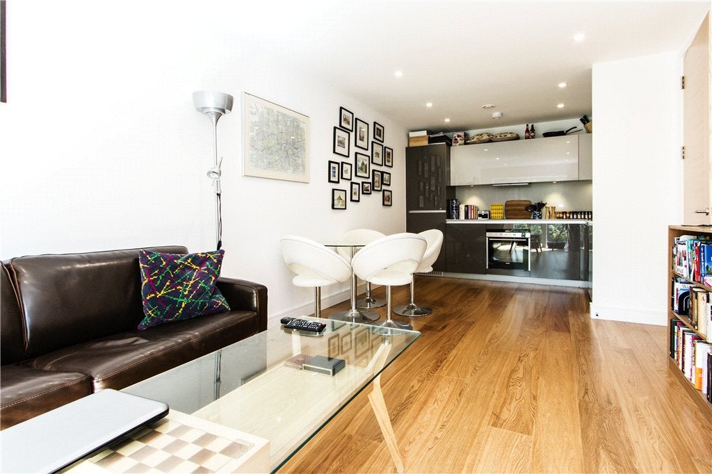 Flat Sidmouth Street in Greater London