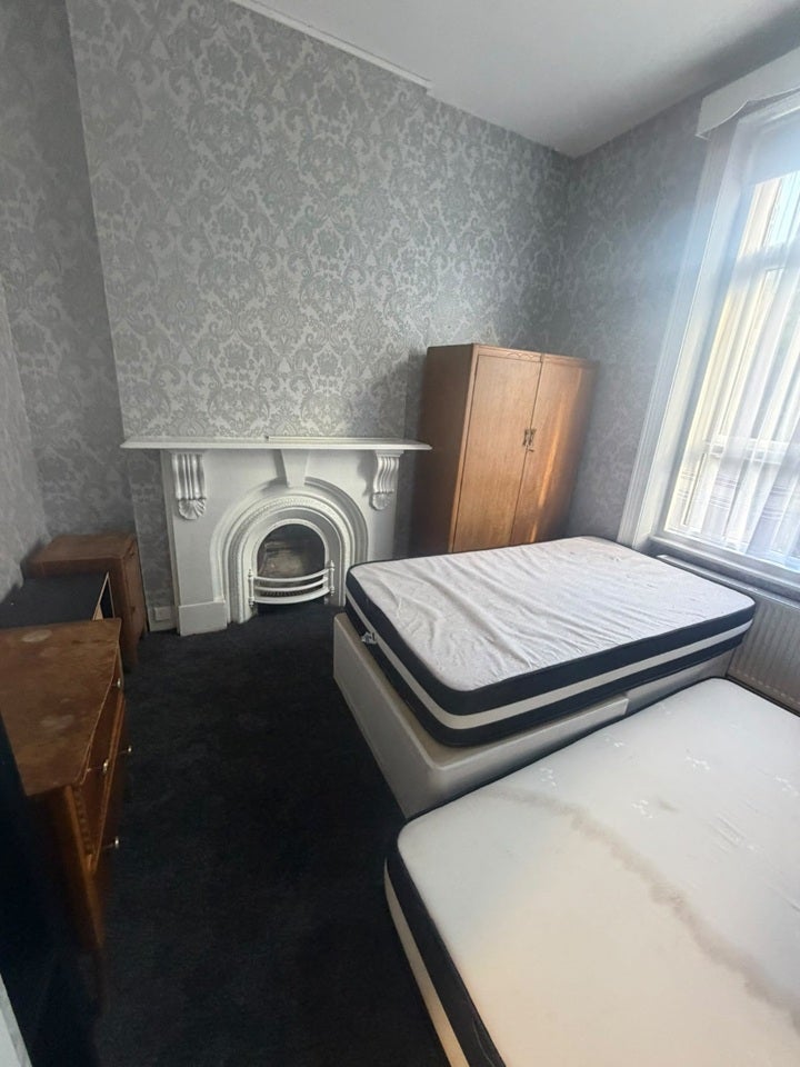 Flat Manor Road in Greater London