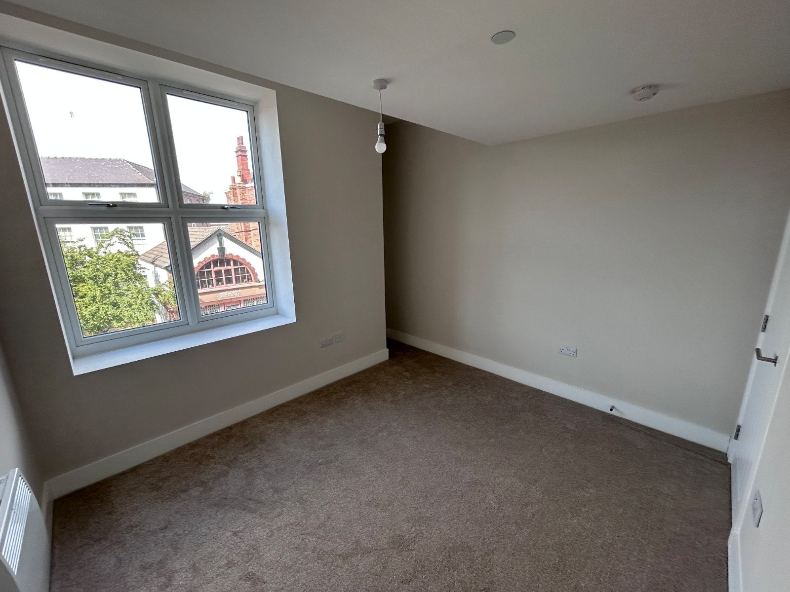 Flat Pinner Road in Greater London