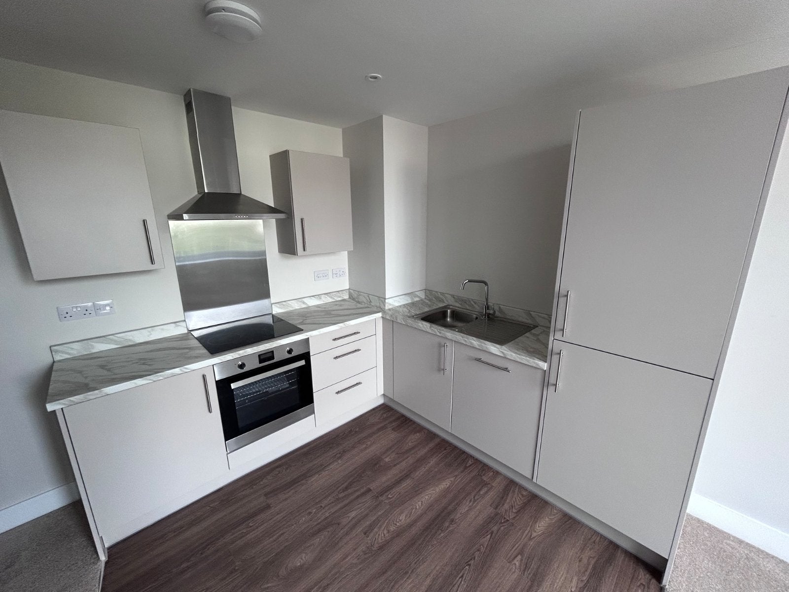 Flat Pinner Road in Greater London