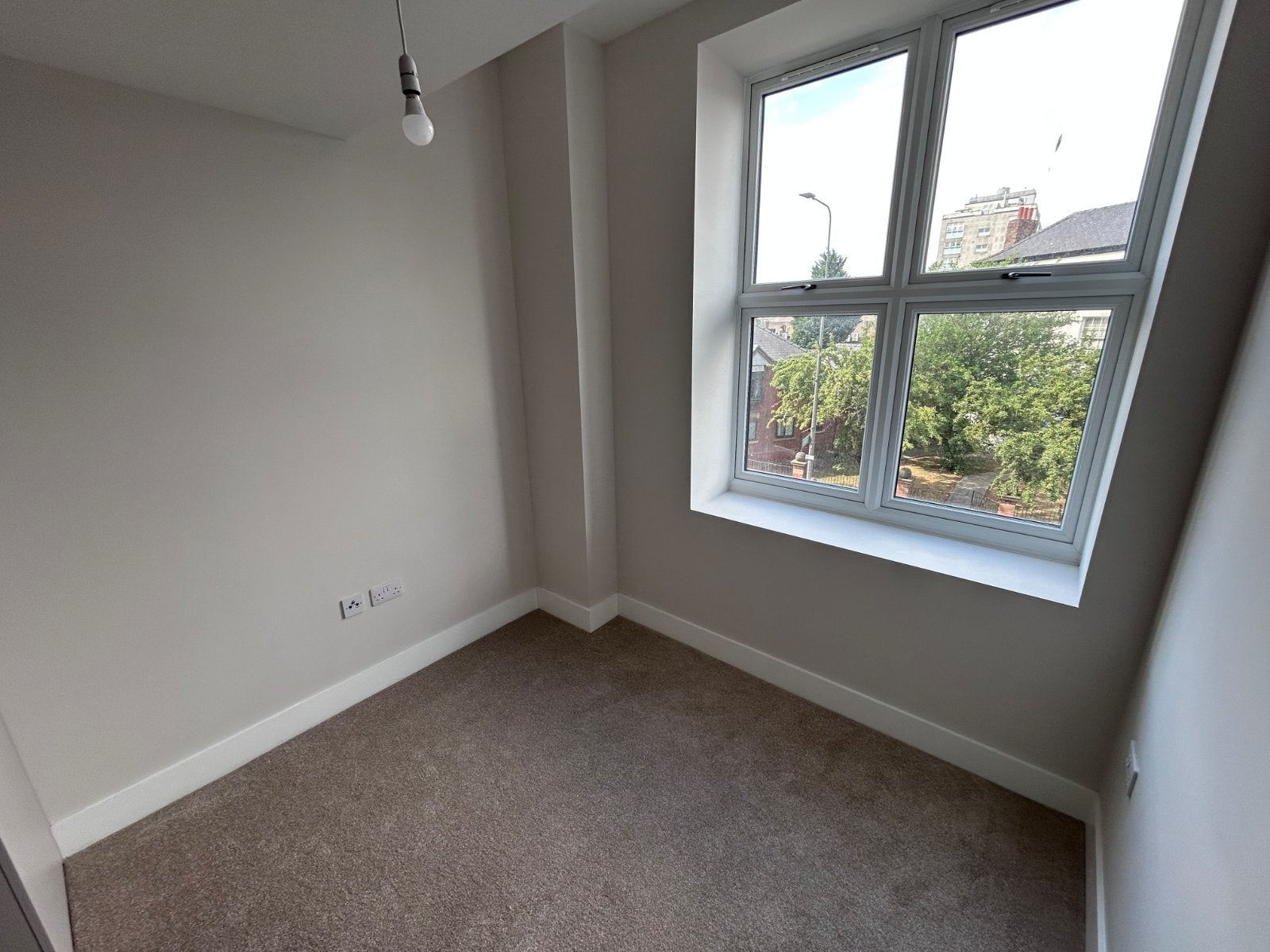 Flat Pinner Road in Greater London