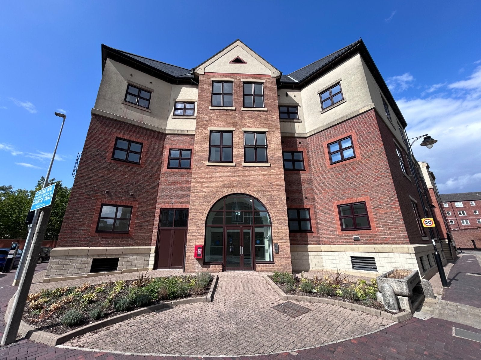 Flat Pinner Road in Greater London
