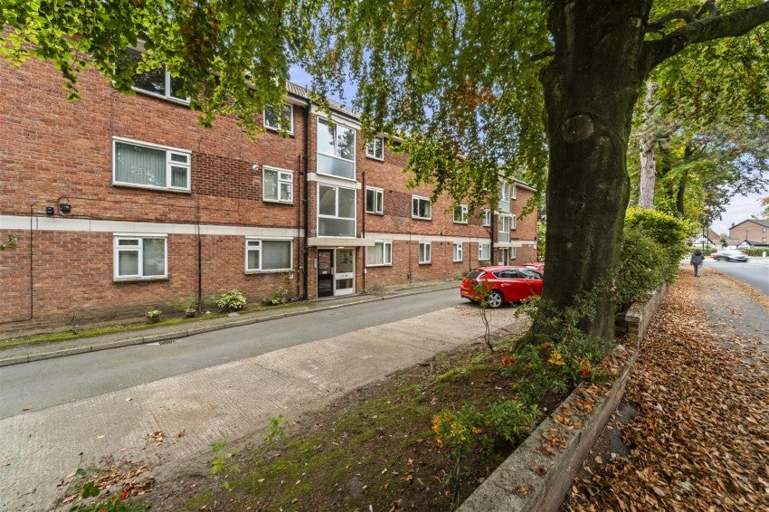Flat Ashton Lane in Trafford