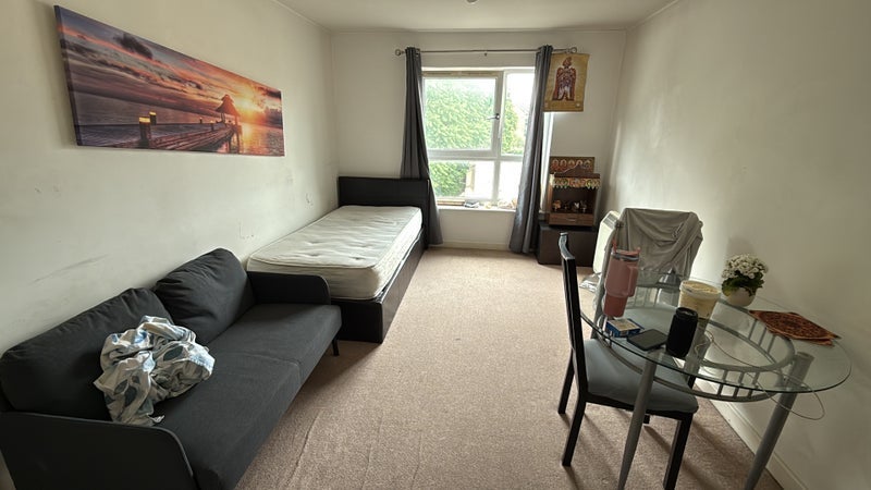 Room Westferry Road in Greater London