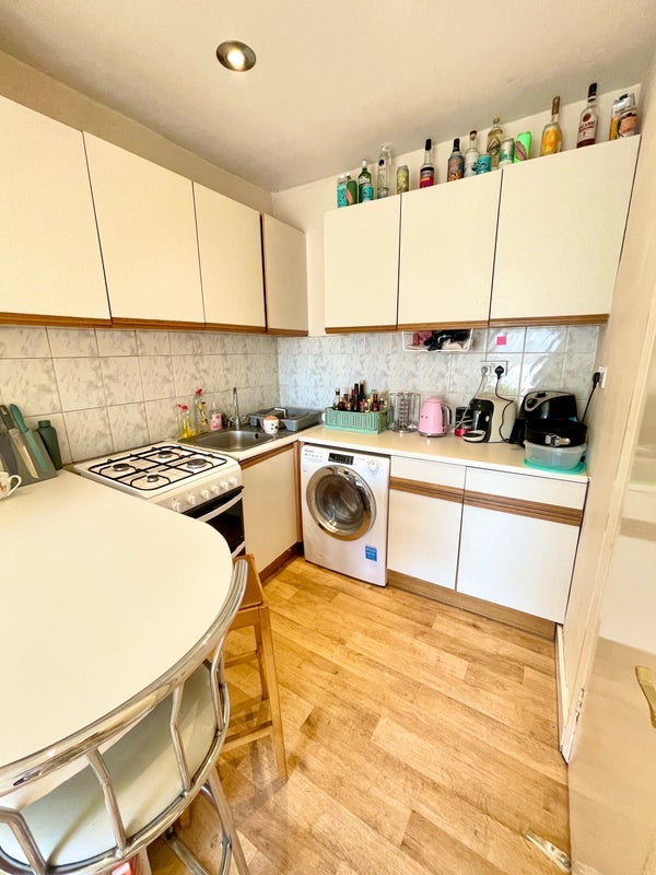 Room Blackstock Road in Greater London