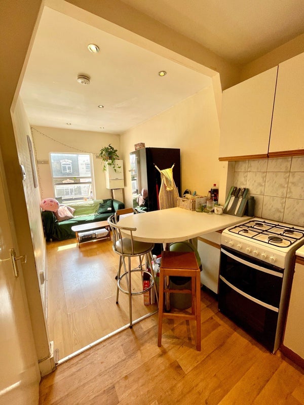 Room Blackstock Road in Greater London