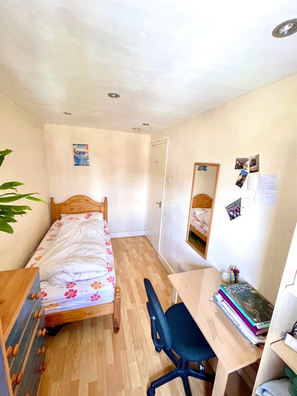 Room Blackstock Road in Greater London