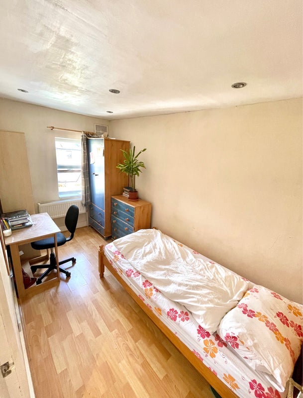 Room Blackstock Road in Greater London