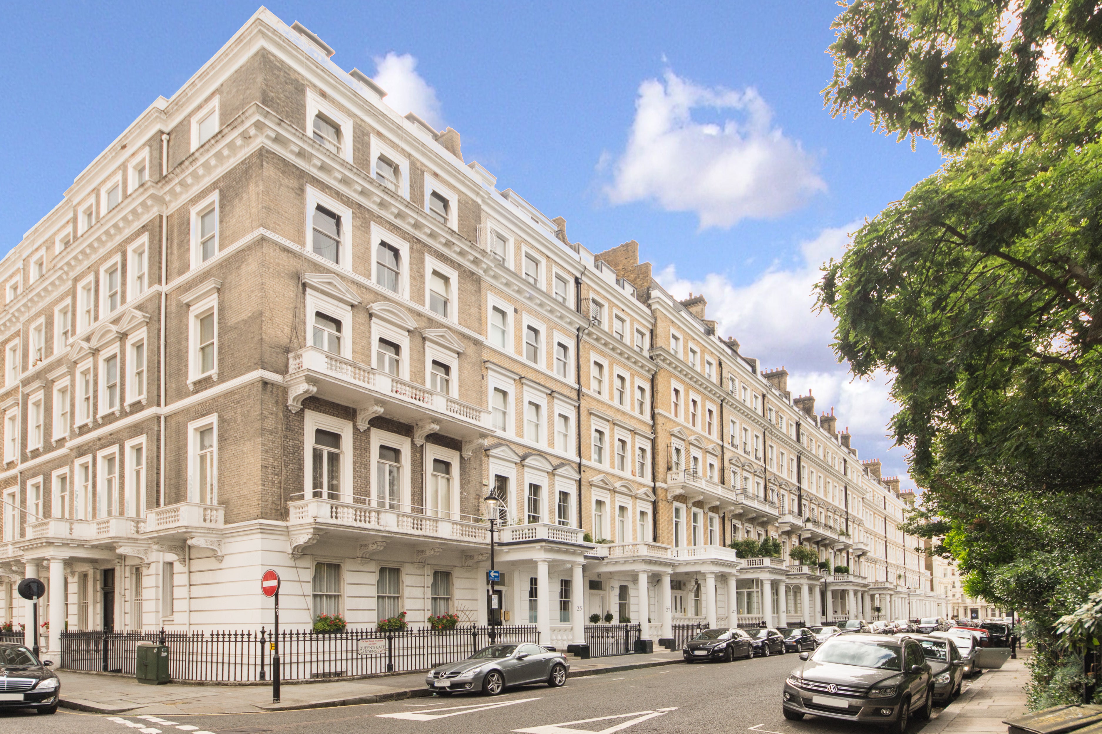 Flat Queen's Gate Place Mews in Greater London