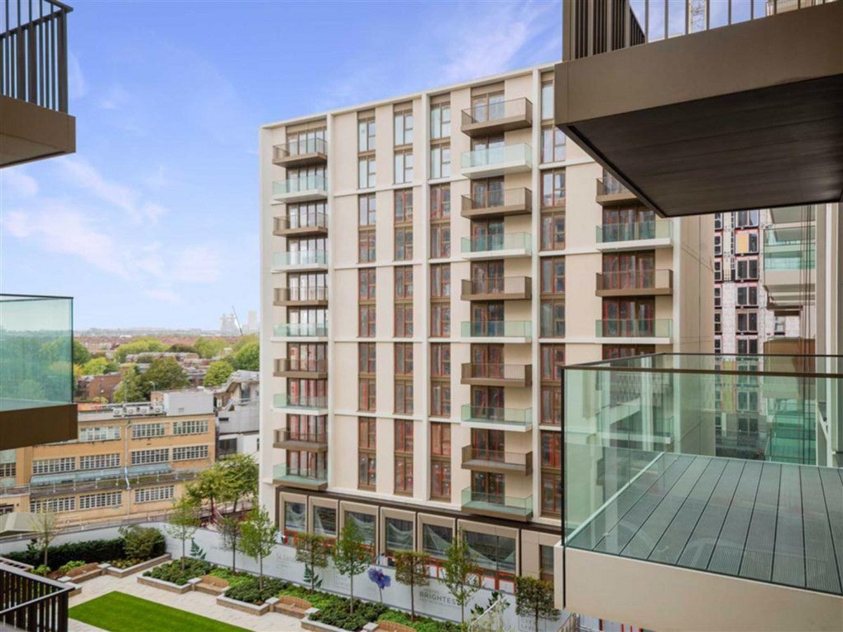 Flat Fountain Park Way in Greater London