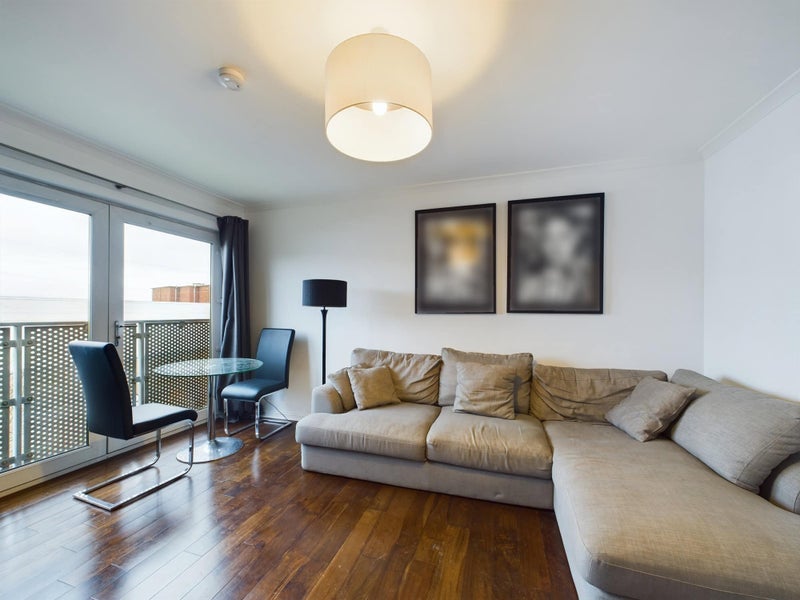 Room Dawson Road in Glasgow