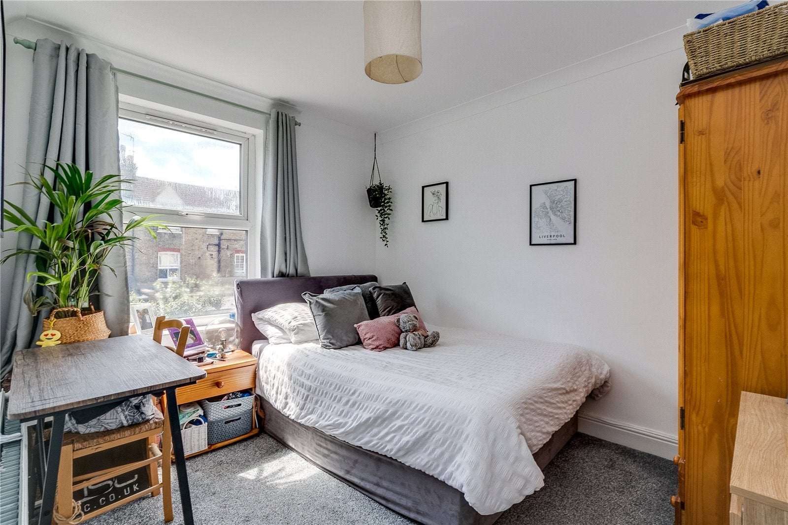 Flat Dafforne Road in Greater London