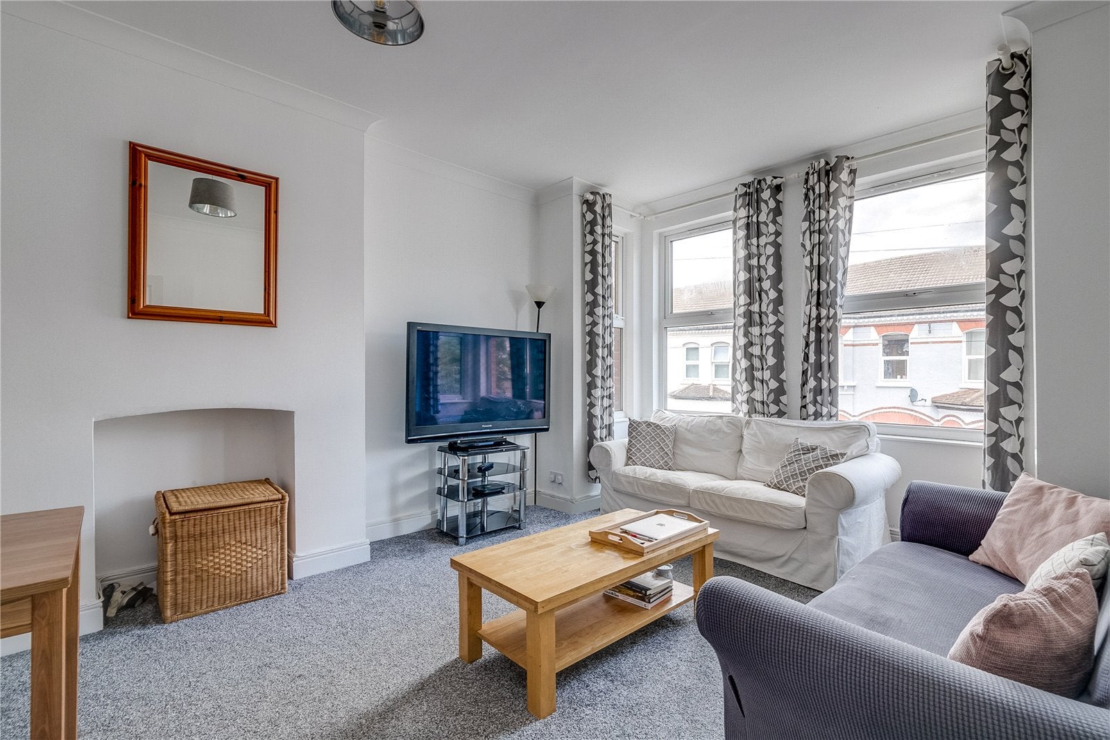 Flat Dafforne Road in Greater London