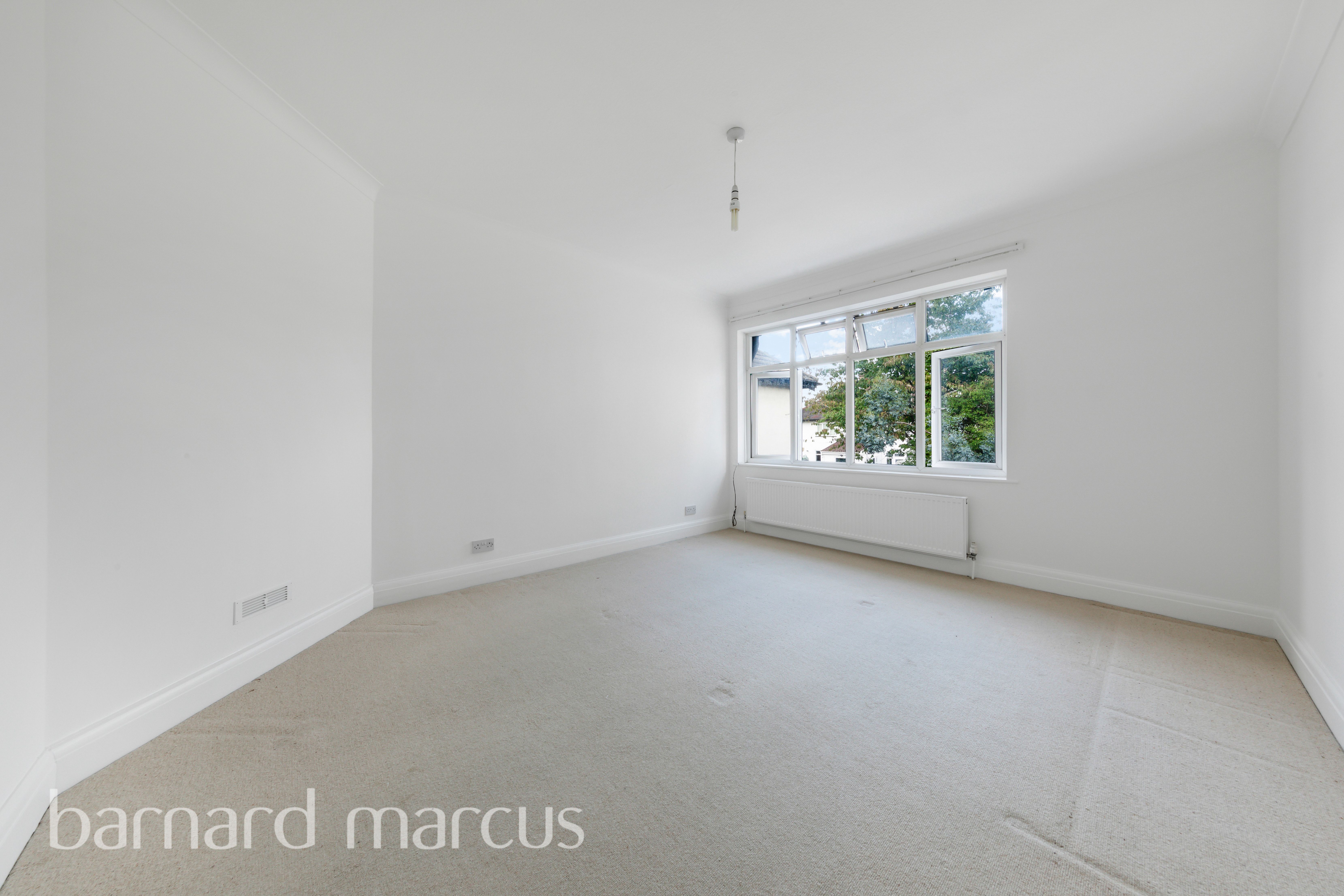 Flat Blake Road in Greater London
