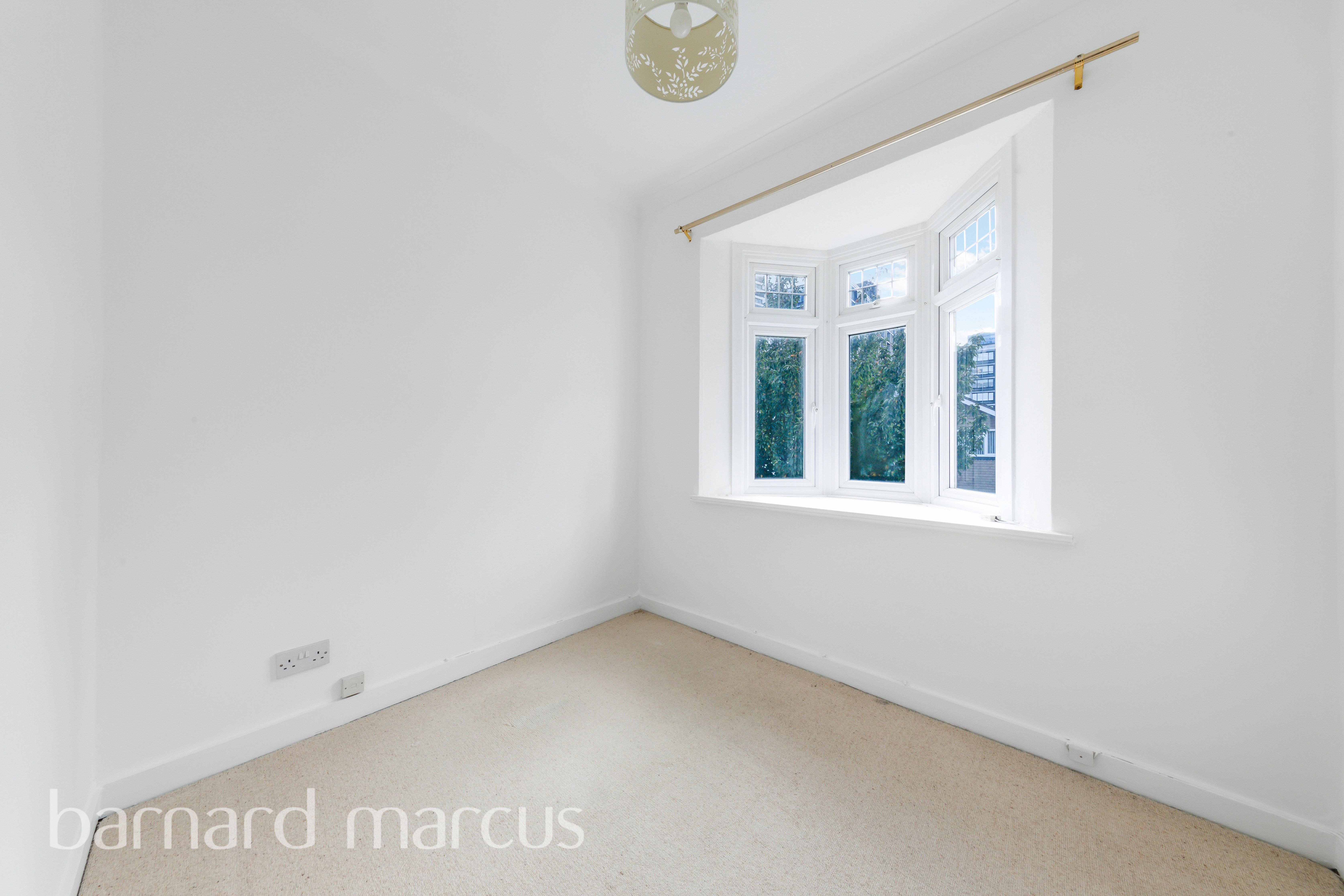 Flat Blake Road in Greater London