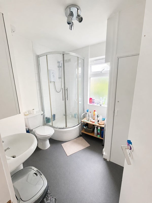Room Goldhawk Road in Greater London