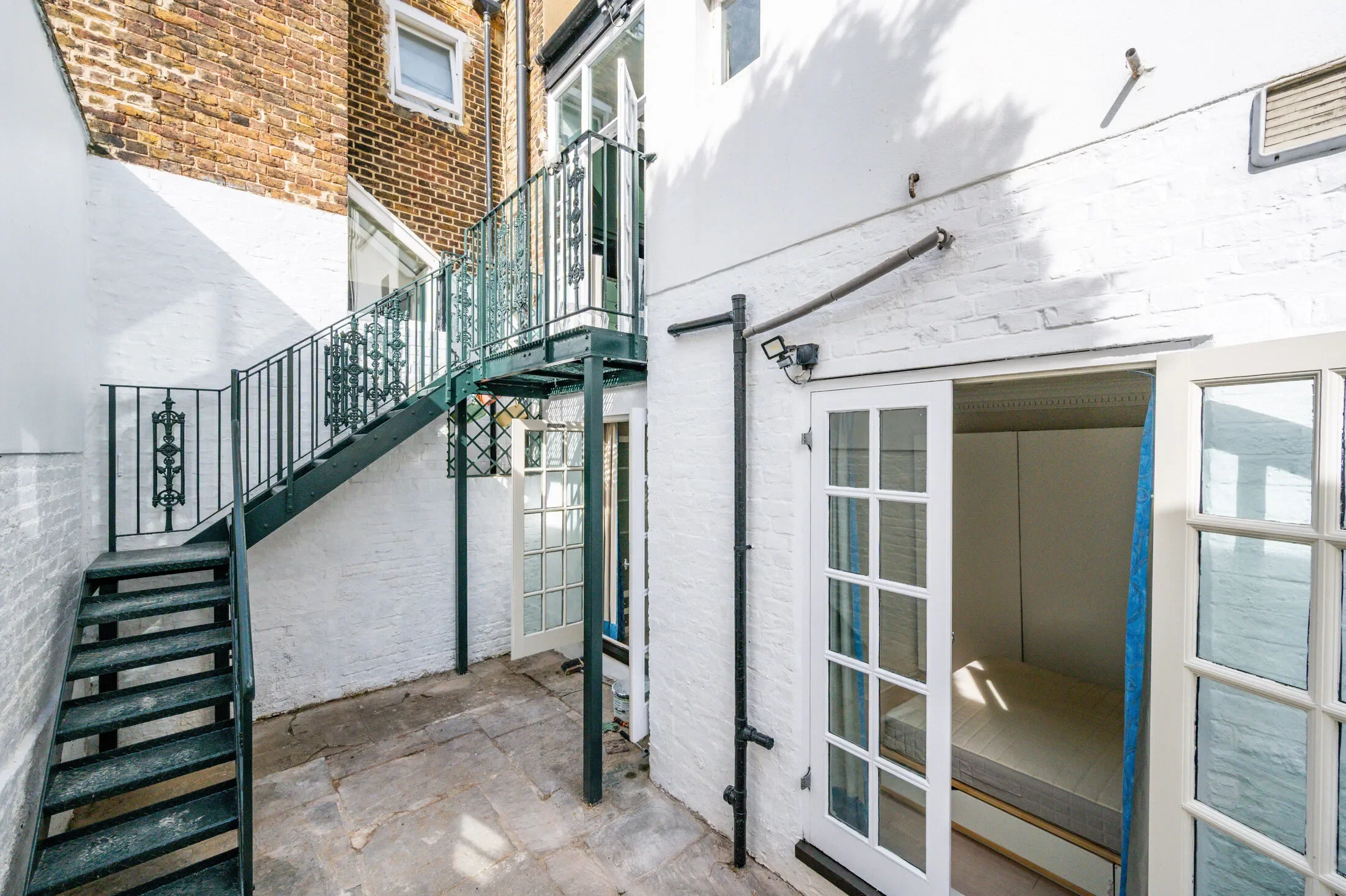 Flat Hogan Mews in City of Westminster