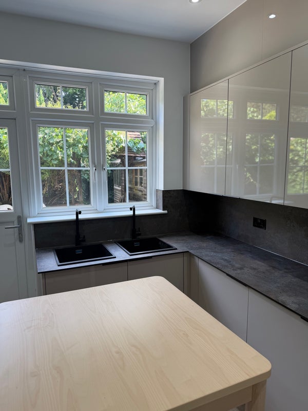 Room Bramley Road in Greater London