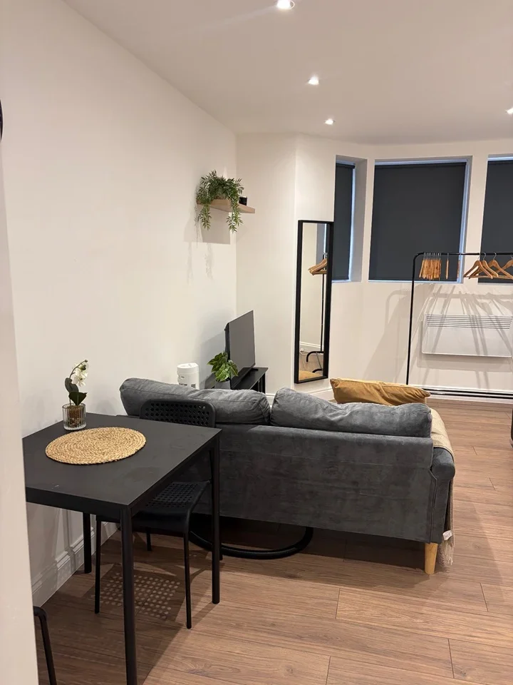 Flat Kingsland Road in Greater London