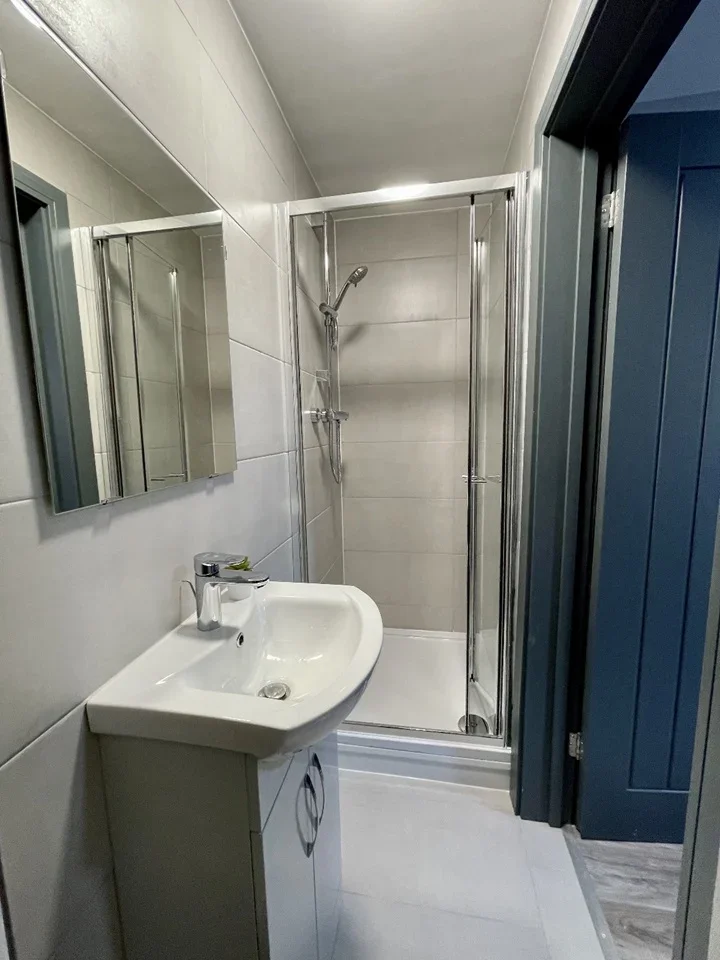 Room Delamere Road in Greater London