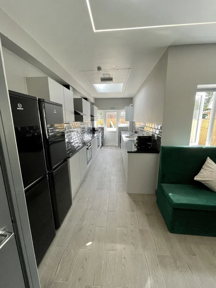 Room Delamere Road in Greater London