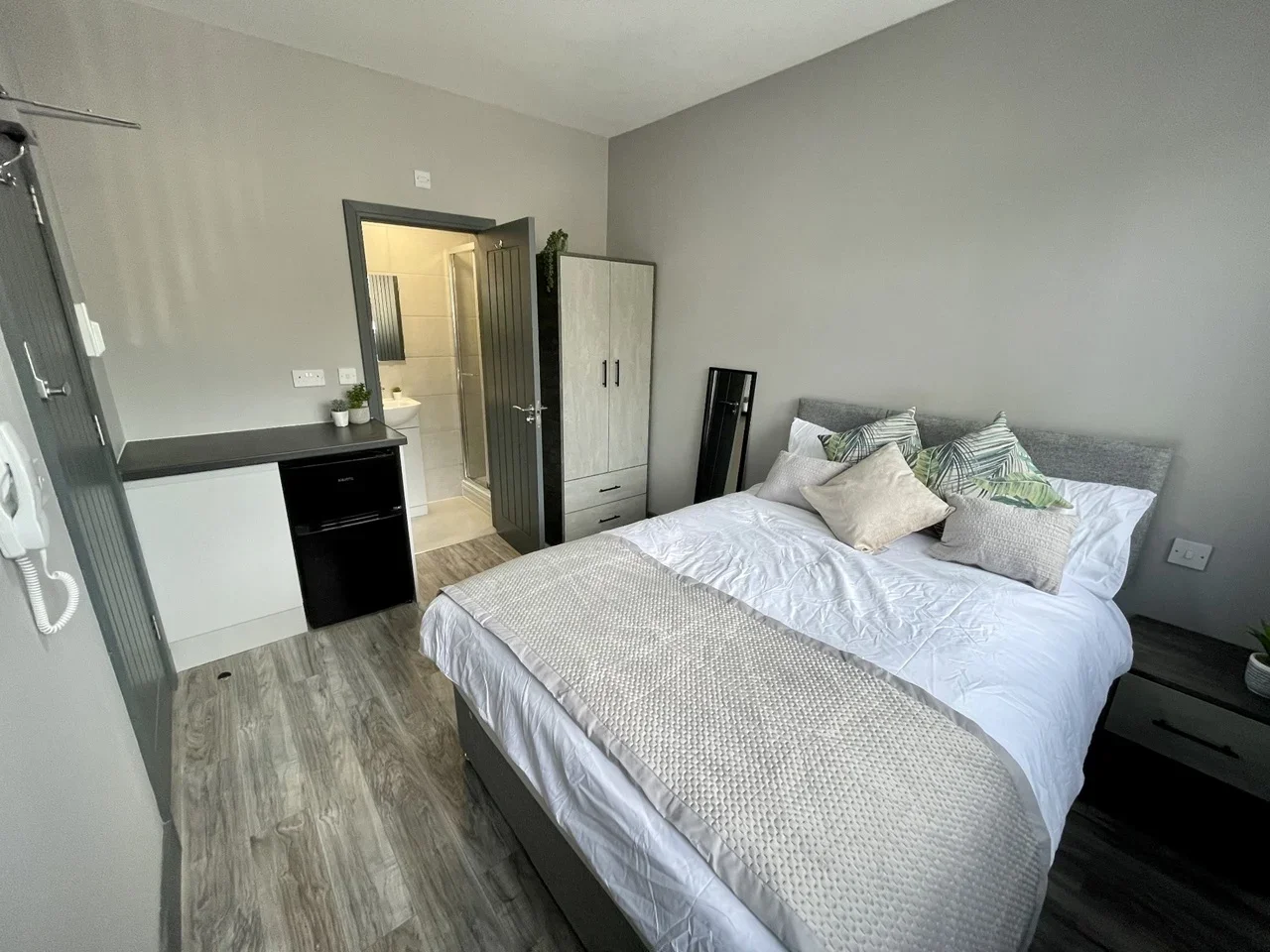 Room Delamere Road in Greater London