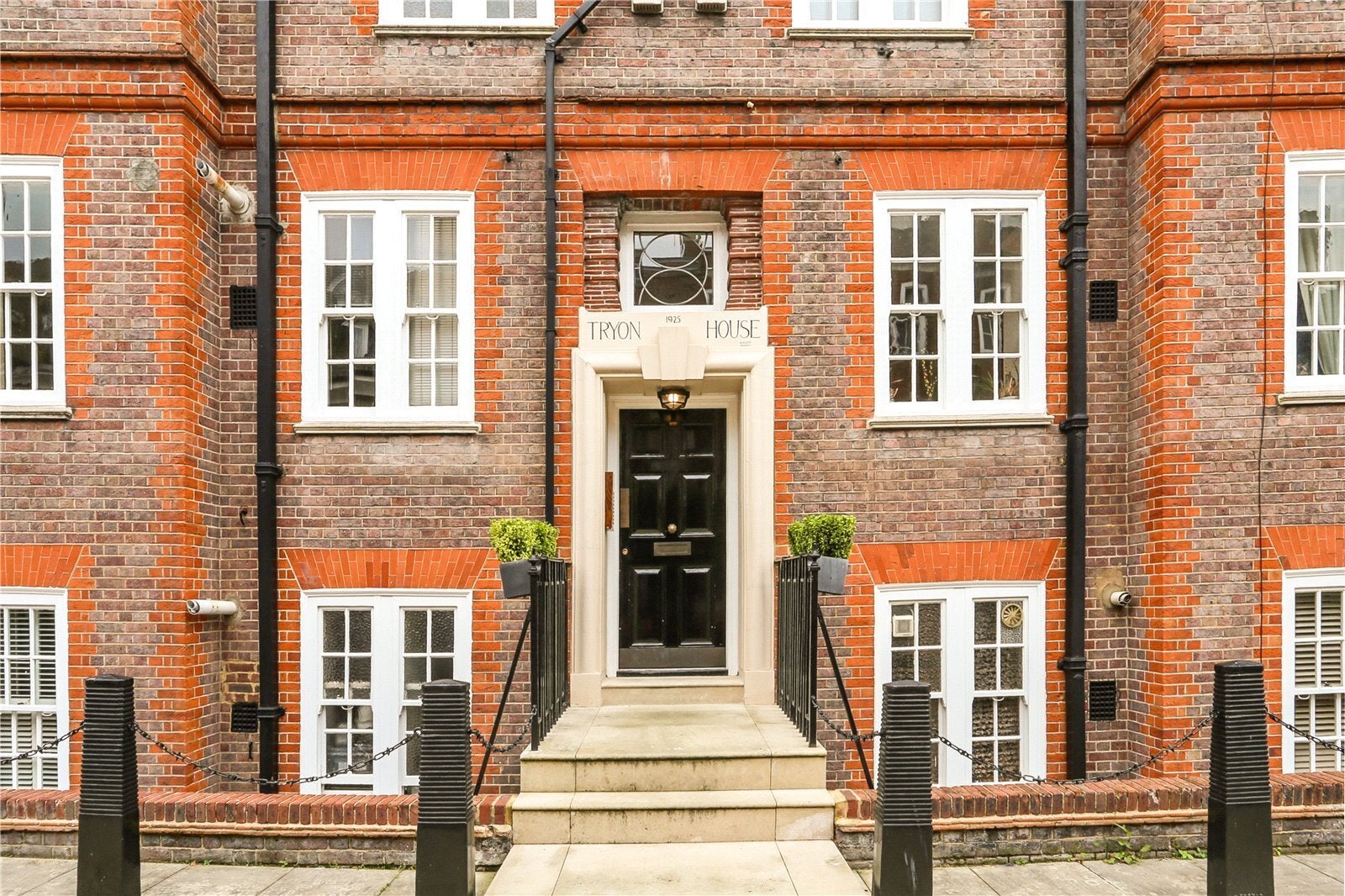Flat Mallord Street in Greater London