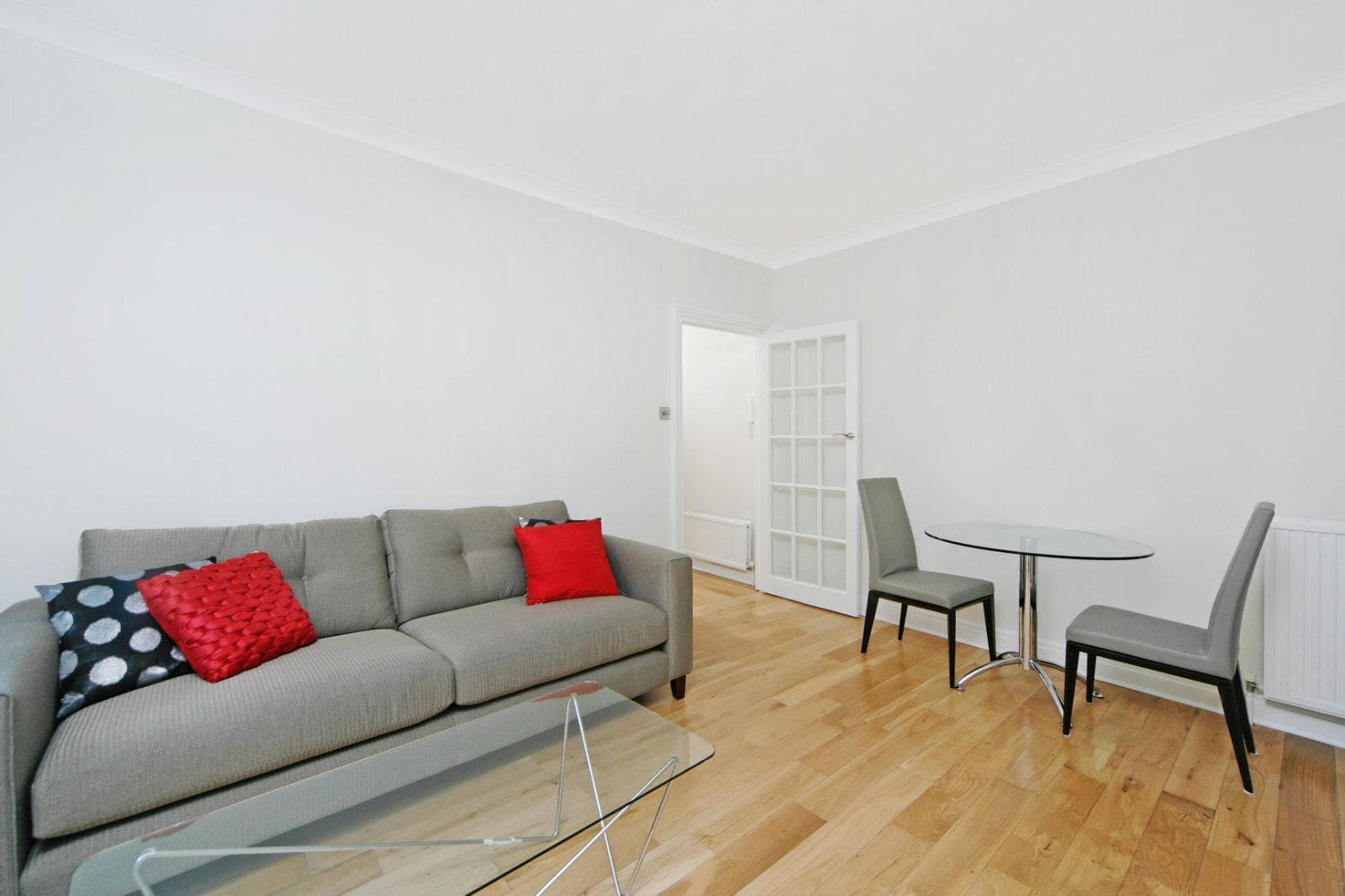 Flat Mallord Street in Greater London