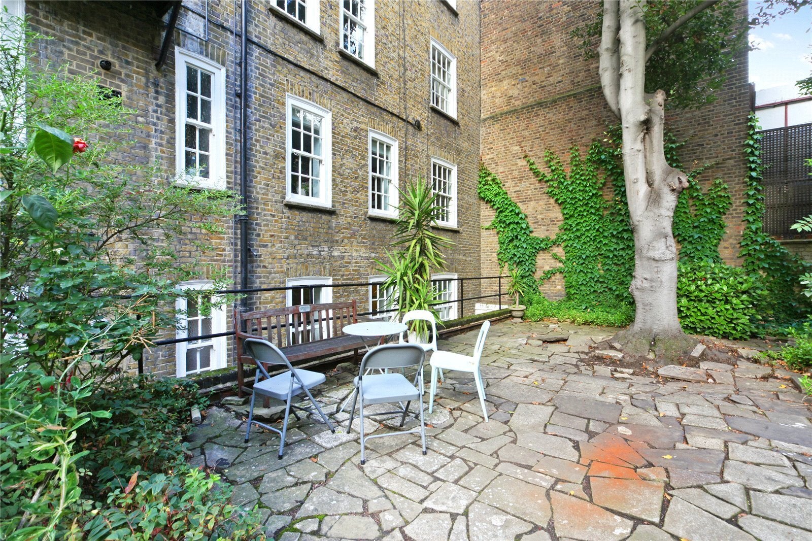 Flat Mallord Street in Greater London
