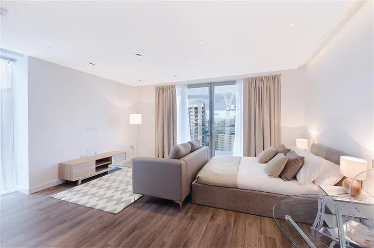 Flat Piazza Walk in Greater London