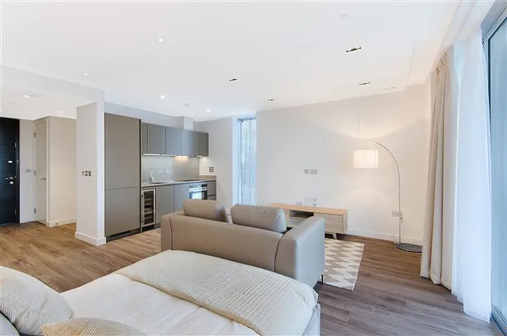 Flat Piazza Walk in Greater London