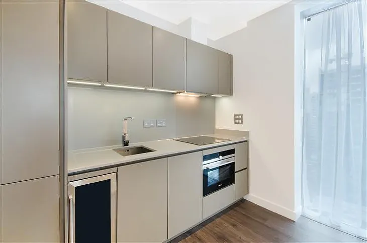 Flat Piazza Walk in Greater London
