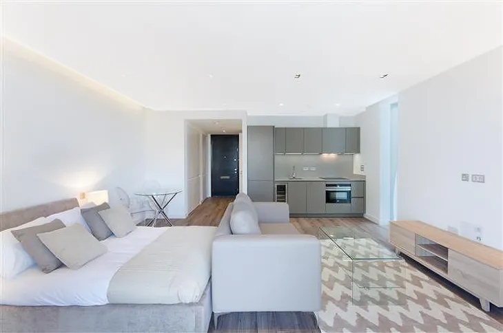 Flat Piazza Walk in Greater London