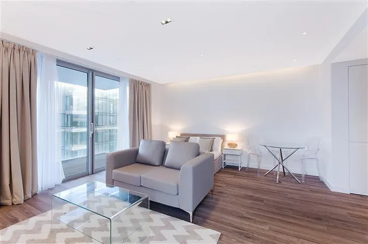 Flat Piazza Walk in Greater London