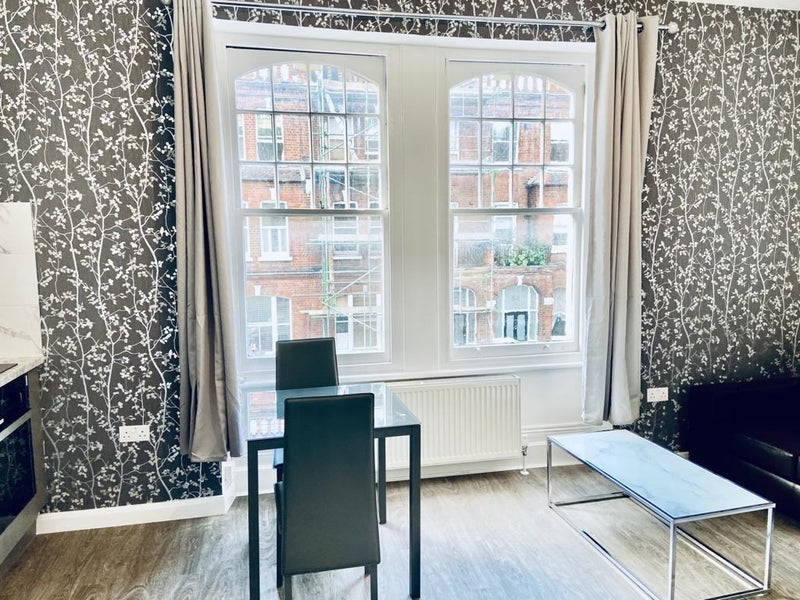 Flat St Andrew's Road in Greater London