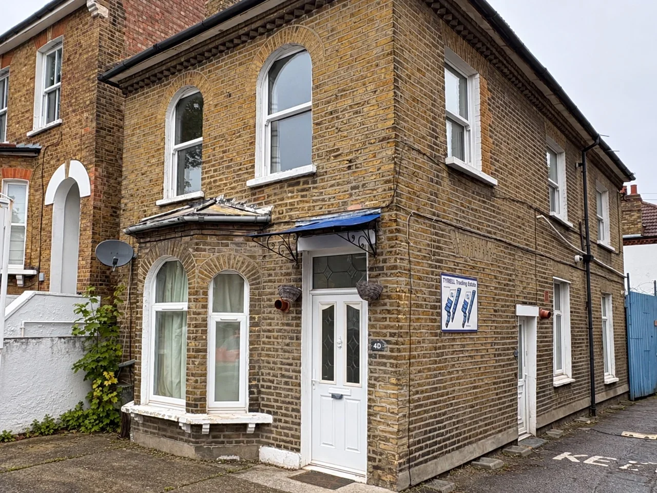 Flat Ferris Road in Greater London