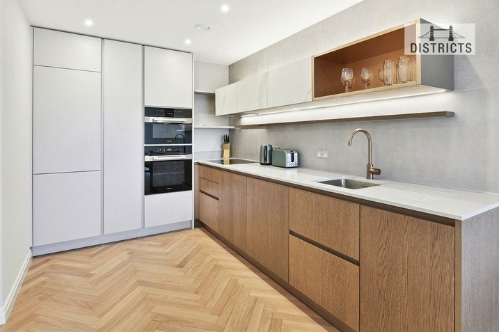 Flat Michael Road in Greater London