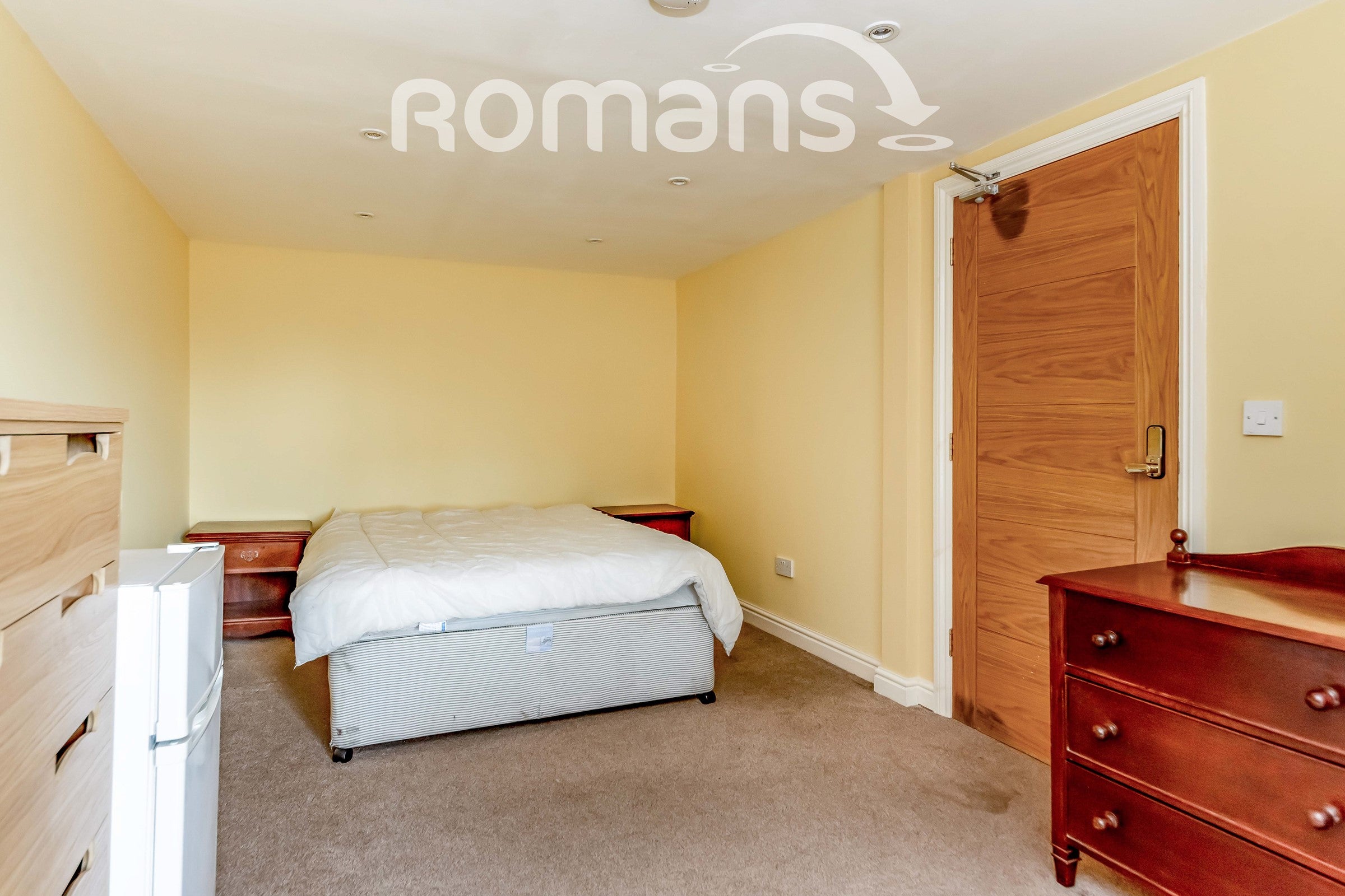 Room Upper Hale Road in Farnham