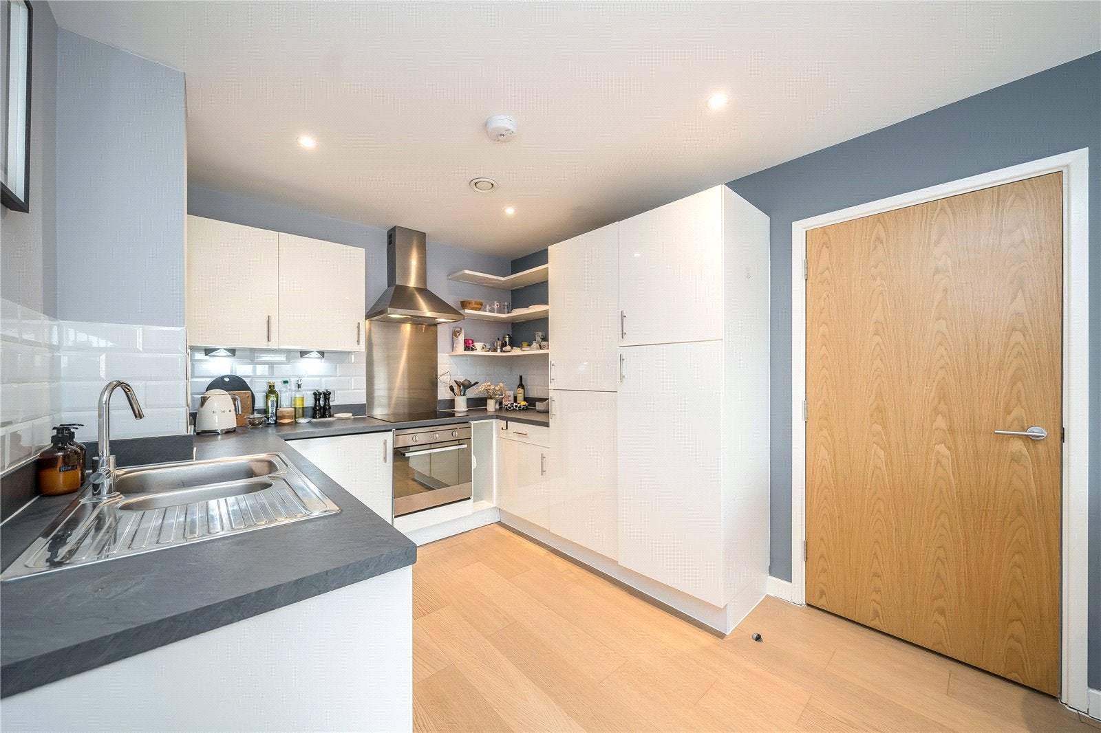 Flat Clapham Road in Greater London
