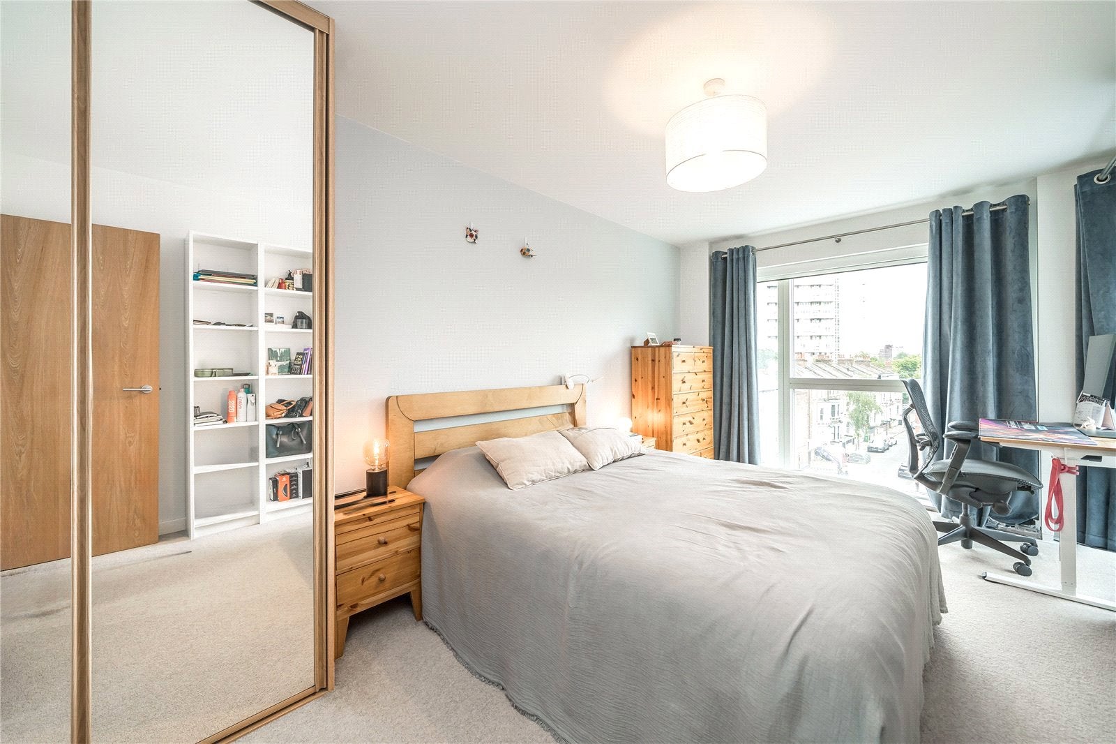 Flat Clapham Road in Greater London
