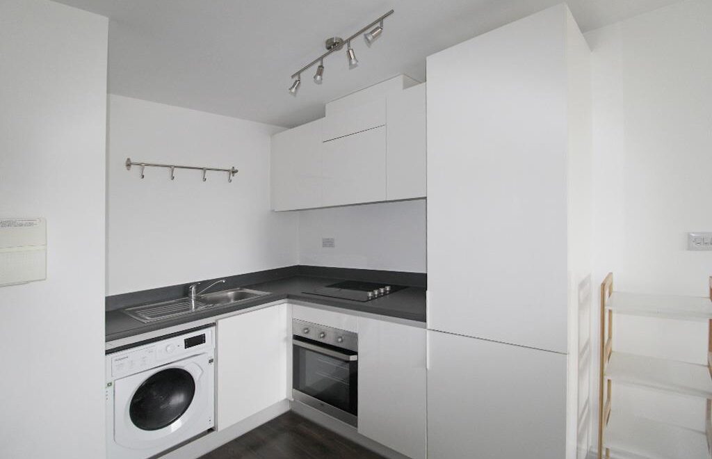 Flat Waterfront West in Brierley Hill